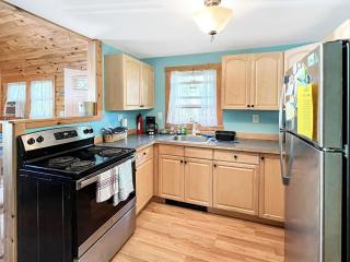 Beach Daze Cottage Brought to you by GetAway Vacations - York - 4