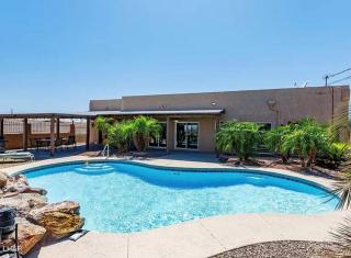 Spacious 3 BR with Pool Minutes Away from Lake - 6