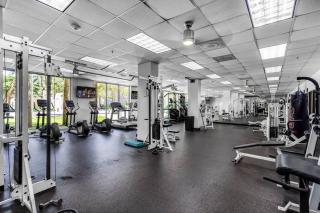 Sunny Isles 2 bedrooms with Ocean View, 1 Block from the Beach - Sunny Isles Beach - 4