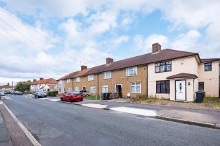 DAGENHAM 3 and 4 BEDROOMS 2BATHS with Parking - Dagenham - 7