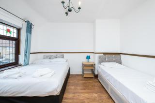 DAGENHAM 3 and 4 BEDROOMS 2BATHS with Parking - Dagenham - 3