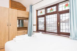 DAGENHAM 3 and 4 BEDROOMS 2BATHS with Parking - 1