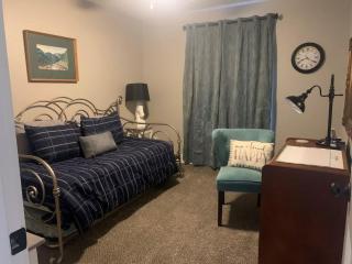 Modern 2 bed condo with office - Bettendorf - 5