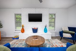 Vibrant 4bd with Games & Backyard - 5 Mins to UF - 8