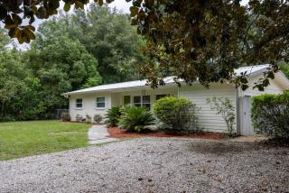 Vibrant 4bd with Games & Backyard - 5 Mins to UF - 6