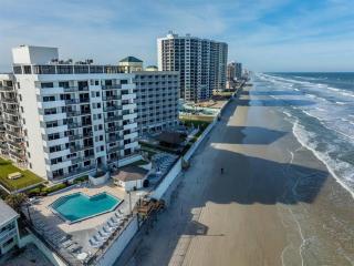Beachfront Pool Resort Condo with Intracoastal View - Daytona Beach - 7