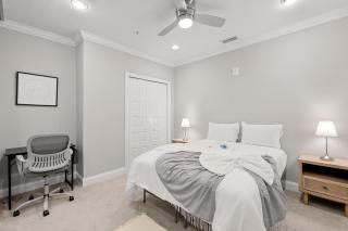 Luxury 1BR - Glass Wall & Window - 9