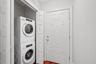 Luxury 1BR - Glass Wall & Window - 3