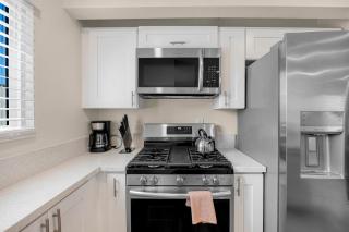 Central Hollywood Apartment - 4