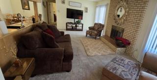 Hot Air Balloon Haven, Hot Tub, King Bed, Office, Foosball, Bball - 4