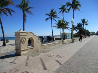 Coastal Haven 5 Min to Beach, Patio, BBQ - Dania Beach - 9