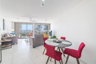 Bright and Chill Beachfront Apartment with Balcony - Gold Coast - 9