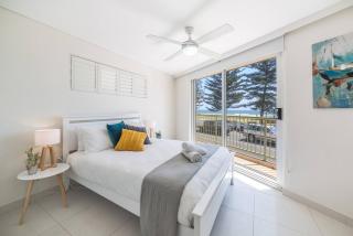 Bright and Chill Beachfront Apartment with Balcony - Gold Coast - 8