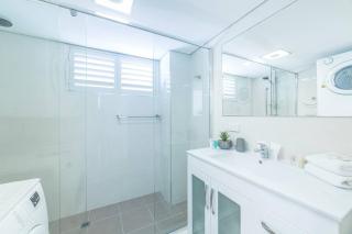 Bright and Chill Beachfront Apartment with Balcony - Gold Coast - 3