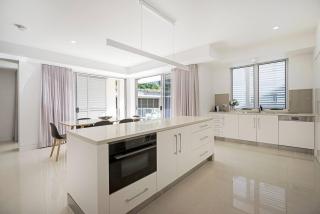 'Dee-Ell Place' A Beachside Entertainer's Dream - Gold Coast - 1