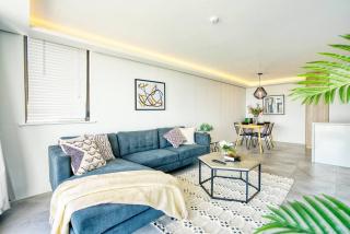 Paradise Bound - Central and Modern at Surfers - Gold Coast - 5