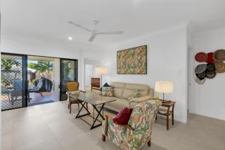 3-Bed Family Home with Pool & BBQ by the Beach - Clifton Beach - 1