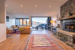 Spacious Central Executive 4 Bedroom Apartment - Queenstown - 3