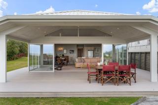 Seaview Escape - Beachfront Home - Whangamata - 5