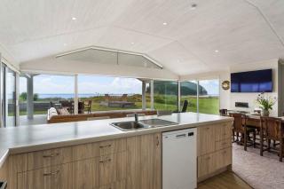 Seaview Escape - Beachfront Home - Whangamata - 1