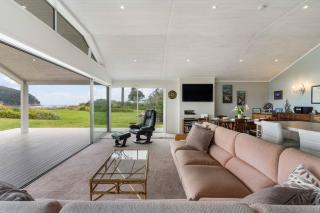 Seaview Escape - Beachfront Home - Whangamata - 2