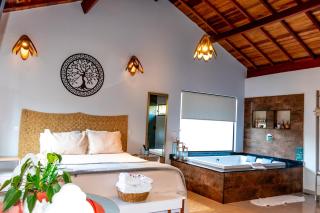 Chalé Canto do Galo 1 - Hidro da Jacuzzi, Lareira Ecológica, Cozinha Completa, Wi-Fi 80mbps, próximo a comércio local e relaxando ao som do riacho - 9