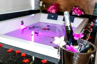 Chalé Canto do Galo 1 - Hidro da Jacuzzi, Lareira Ecológica, Cozinha Completa, Wi-Fi 80mbps, próximo a comércio local e relaxando ao som do riacho - Gonçalves - 1