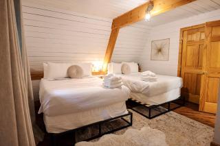 Big Mountain View! Downtown Gatlinburg Chalet Village! Hot Tub! Fan Favorite! AFrame Dreams! Magazine-Featured! Stunning Interiors! Little Green Cabin - Gatlinburg - 3