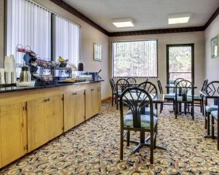Econo Lodge Inn & Suites Forest - 1