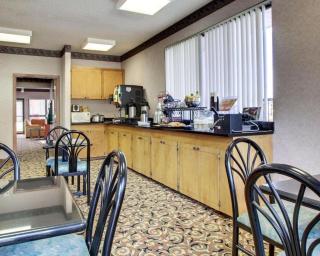 Econo Lodge Inn & Suites - Forest - 3