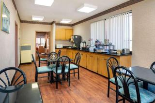 Econo Lodge Inn & Suites - Forest - 2
