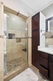 Charming Cozy 2-Bedroom Retreat in South Windsor - 9