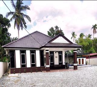 Kolam Besar dengan Privasi di Nel Homestay - 9