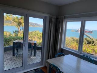 Beach Home with 3 double bedrooms and amazing sea views - - 6