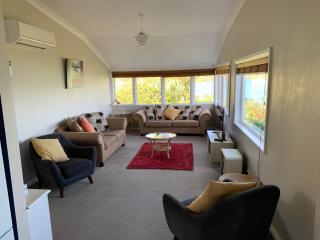 Beach Home with 3 double bedrooms and amazing sea views - - 9