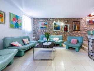 Villa Mia -Three-Bedroom Villa with Swimming Pool - 8
