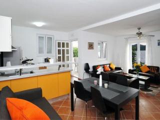 Holiday Home Odiseja- One Bedroom Apartment with Terrace and Sea View - Brsečine - 8