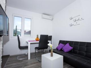 Villa Roza - One-Bedroom Apartment with Balcony - 9