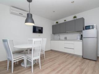 Apartments Antonio - Comfort One-Bedroom Apartment with Balcony and Sea View - 4 - Tučepi - 7