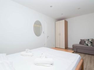 Apartments Antonio - Comfort One-Bedroom Apartment with Balcony and Sea View - 4 - Tučepi - 4