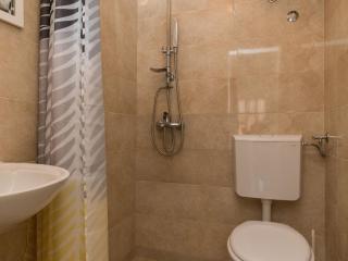 Guest House Bradas- Twin Room with Shared Bathroom No4 - 5