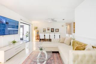 Beach Resort Retreat Accessible Home with Jacuzzi - Largo - 7