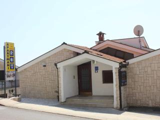 Guest House San Antonio-One Bedroom Apartment with Balcony no 2 - Ploče - 4