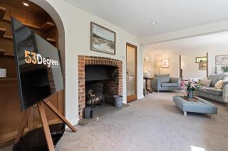 Stunning Countryside Home in Surrey by 53 Degrees Property, Ideal for Family Getaways, Private Tennis Court! - Hascombe - 8