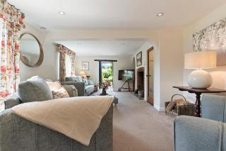 Stunning Countryside Home in Surrey by 53 Degrees Property, Ideal for Family Getaways, Private Tennis Court! - Hascombe - 7
