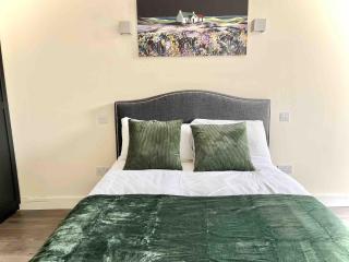 London Riverside Apartment Retreat - 9