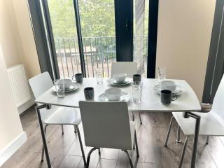 London Riverside Apartment Retreat - 1