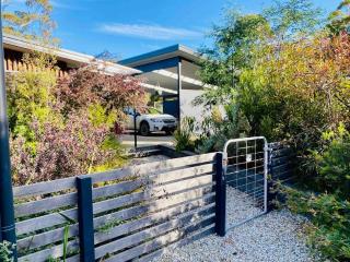 Ocean views, spacious & private, hot hub - Coningham - 4