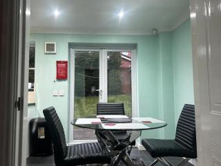 Brades Rise Retreat - Cozy 3 Bedroom House - Oldbury - 2
