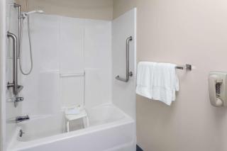 Super 8 by Wyndham McHenry Fox Lake Area - McHenry - 4